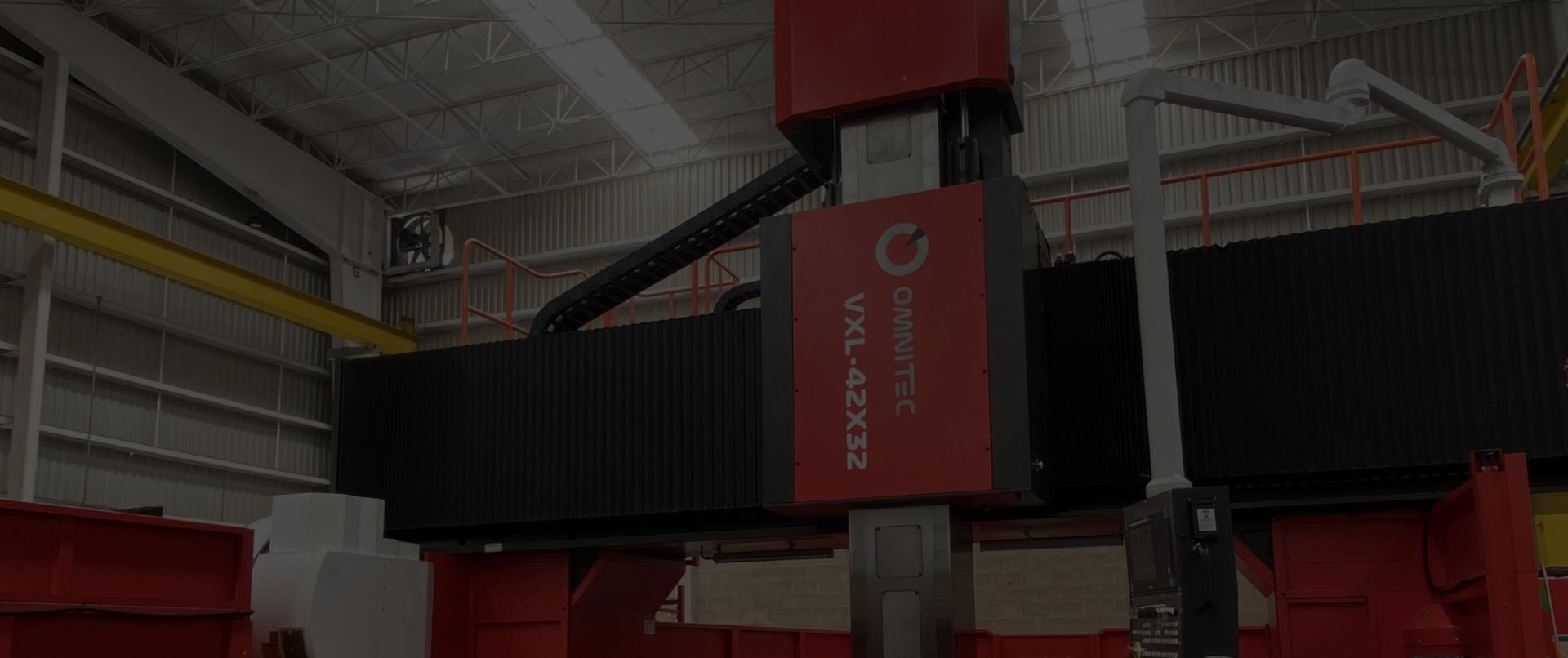 Máquina CNC de gran formato, Omnitec VXL-42X32, para la fabricación de piezas de polímero en la planta de Taza Polymer.