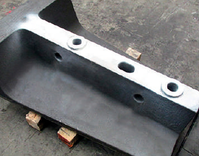 Pieza de fundición de acero o hierro gris para maquinaria industrial, con orificios de montaje.