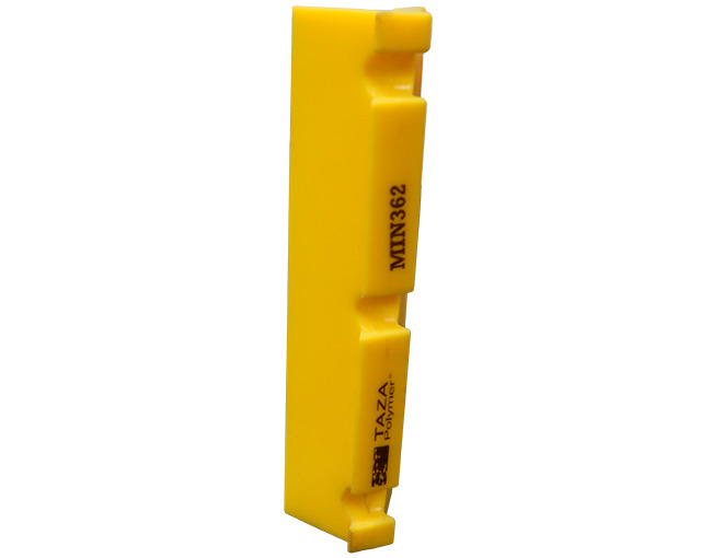 Un perfil extruido de poliuretano de color amarillo brillante con un diseño de ranura o ensamblaje en los extremos y una inscripción que dice "MIN362" y "TAZA Polymer". El perfil tiene una forma rectangular con una sección sobresaliente que incluye la marca y el número de modelo. La imagen está tomada sobre un fondo blanco.