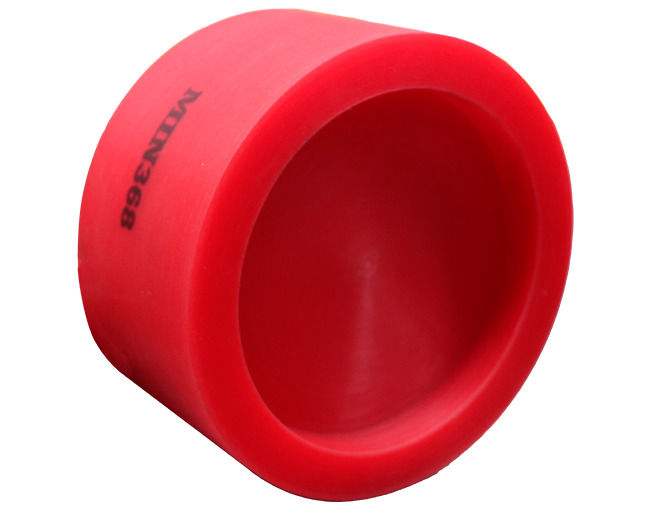 Un componente industrial cónico o de copa, de color rojo, probablemente de poliuretano, con la inscripción "MIIN368" en la parte exterior. La pieza es cilíndrica con un interior ahuecado, visto desde un ángulo que muestra su cavidad. La superficie es lisa y de un color rojo brillante y vibrante.