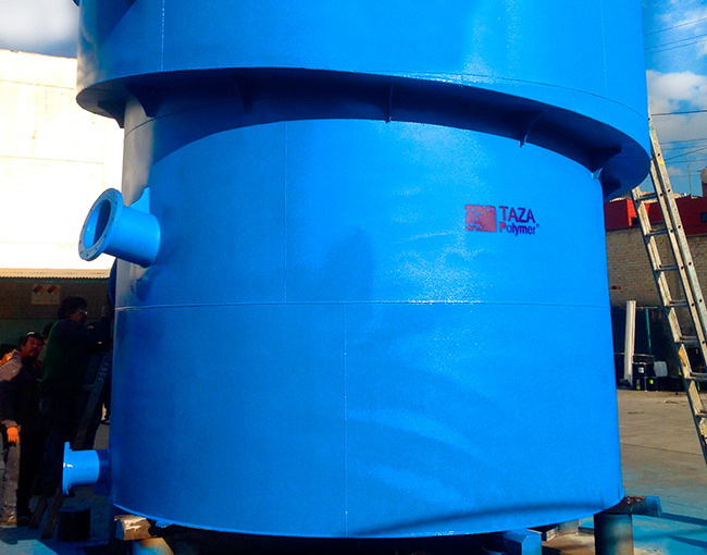 Tanque cilíndrico de acero de gran capacidad fabricado por TAZA Polymer, pintado en color azul y con acabados industriales.