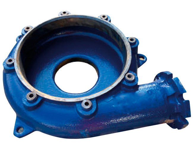 Carcasa metálica de una bomba industrial de color azul, con una gran apertura central y múltiples orificios para pernos.