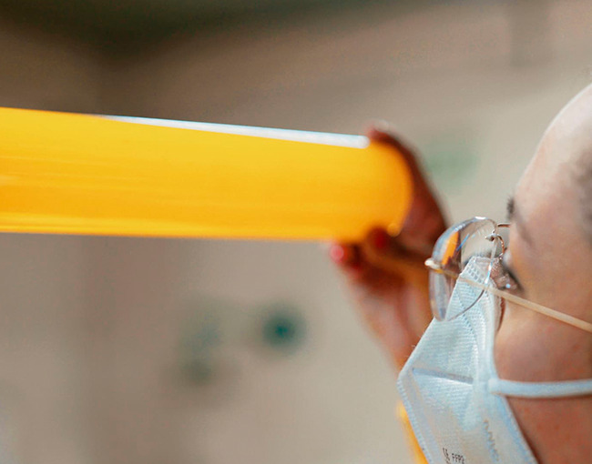 Técnico de Taza Polymer realizando una inspección visual de un polímero de alta resistencia.