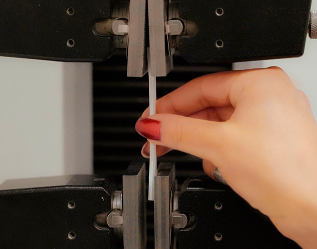 Prueba de resistencia a la tracción en polímeros industriales en el laboratorio de control de calidad.