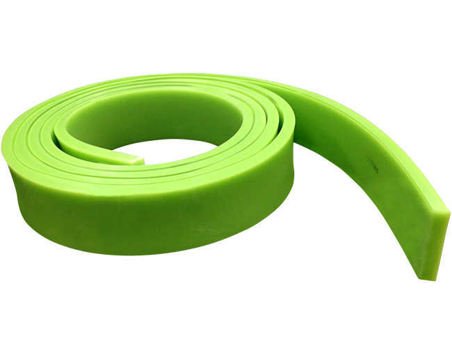 Tira de polímero de ingeniería de color verde enrollada, que demuestra su flexibilidad y resistencia.