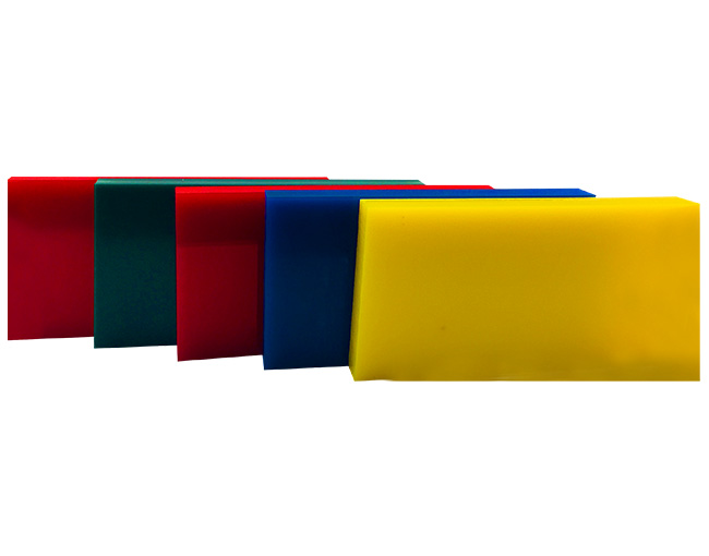 Muestras de placas de polímero de ingeniería en una variedad de colores (rojo, verde, azul, amarillo).