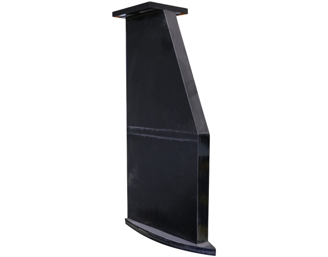 Componente industrial de polímero de ingeniería de color negro con forma angular, diseñado para proteger maquinaria de alto impacto y desgaste.