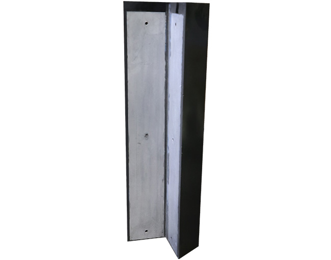 Componente angular de polímero de ingeniería de color negro con un revestimiento interior de color gris, diseñado para la protección de esquinas o conductos industriales.