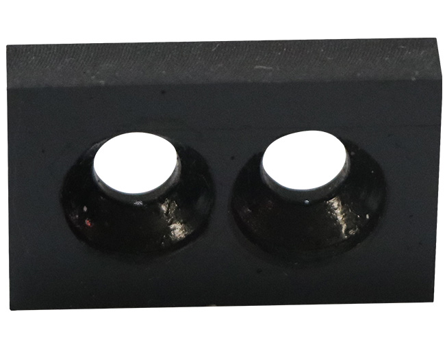 Placa industrial de polímero de color negro con dos grandes orificios avellanados.