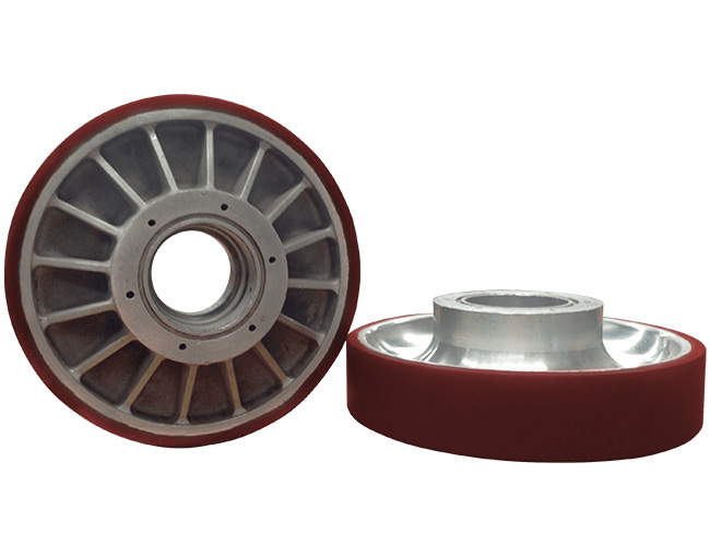 Conjunto de dos ruedas industriales o poleas, con un revestimiento de polímero de color naranja-rojizo sobre un núcleo metálico con radios.