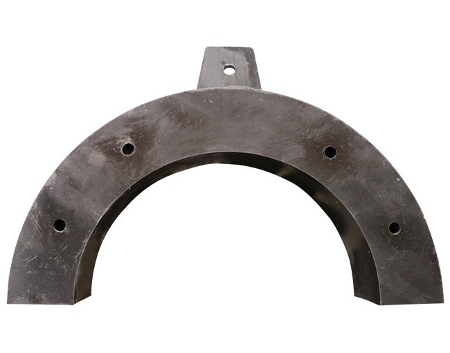 Pieza industrial de polímero de color negro con forma de arco, que tiene una superficie interior de color gris y orificios para pernos.