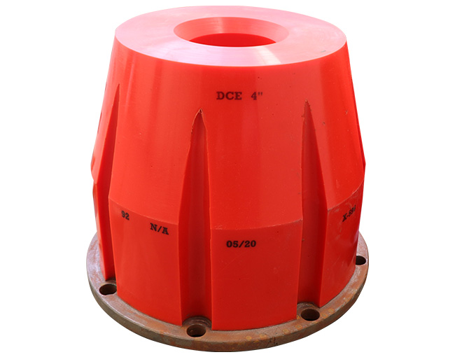 Pieza de polímero cónica de color rojo con base metálica y nervaduras verticales, diseñada como revestimiento para maquinaria industrial.