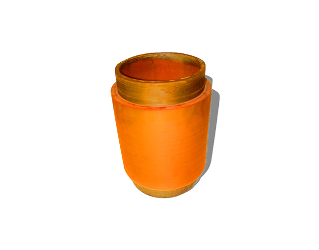 Pieza industrial cilíndrica con un revestimiento exterior de polímero de color naranja que cubre un núcleo metálico visible en la parte superior, mostrando signos de desgaste.