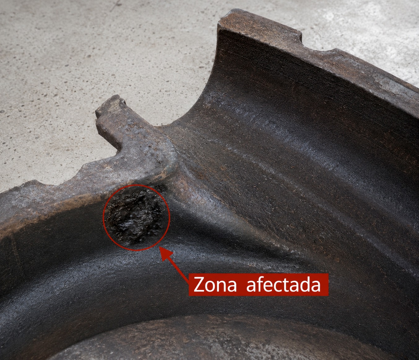 Zona afectada por abrasión antes de la reparación con TAZA® WEAR Ceramic
